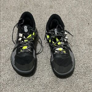 Flytrap 5 Kyrie basketball shoes size 9-9.5 women’s 7 men’s
